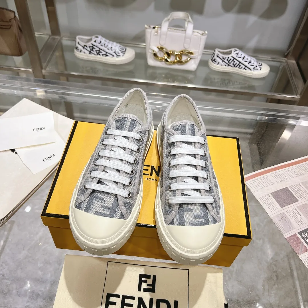 Couple style 💰460❤️Fendi Fendi's latest couple canvas shoes ❑ Fabric: Original customized imported jacquard canvas material ❑ Inner lining: Imported canvas material ❑ Sole: Original molded non-slip TPU outsole ❑ Bottom thickness: 2.5cm ❑ Size: Women's 35-40/Men's 39-45